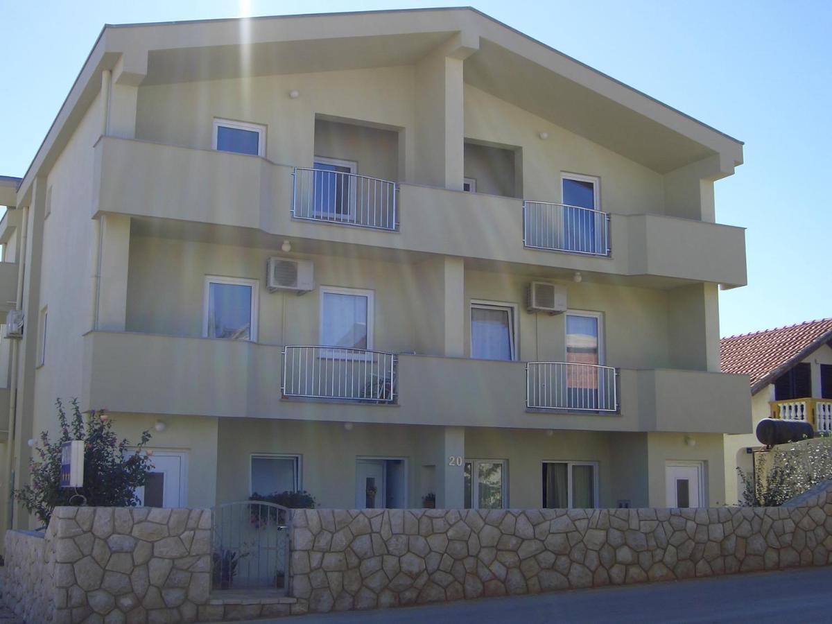 Apartments Ana Vir Esterno foto